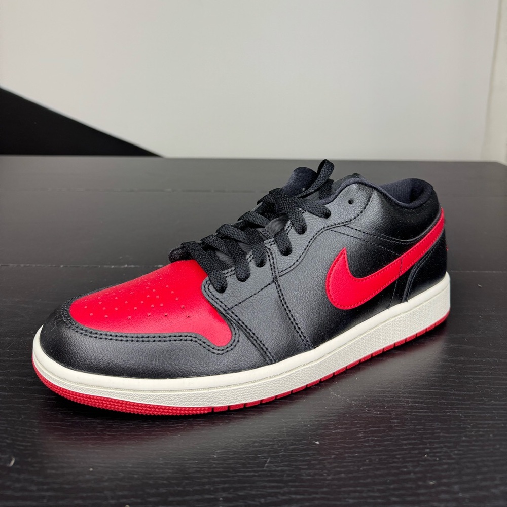 Nike Men's Black and Red Low-Top Sneakers